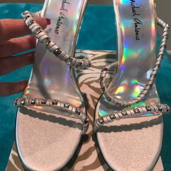 Michael Antonio Silver Satin Heels Size 6-1/2 *NEW 🎀 - Picture 2 of 7